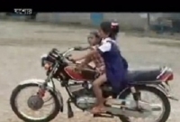 যশোরের বিস্ময়কর বালিকা, ৬ বছর বয়সেই দক্ষ মোটরসাইকেলচালক 