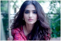 বর্ণবাদের শিকার সোনম