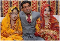 একই মঞ্চে দুইবোনকে বিয়ে করলেন এক যুবক