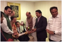 দিলীপ কুমারের হাতে তুলে দেয়া হল পদ্মভূষণ