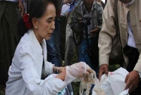 রাস্তার ময়লা পরিষ্কার করছেন সু চি