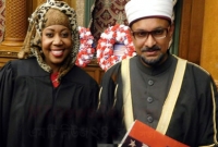 পবিত্র কোরআন ছুঁয়ে শপথ নিয়ে বেকায়দায় মুসলিম বিচারক