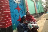 কাঁথা-বালিশ নিয়ে প্রেমিকের দরজায় প্রেমিকার অবস্থান 