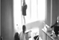 অফিসে বসের বকা, জানালা দিয়ে আমেরিকান তরুণীর লাফ