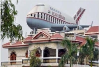 বাড়ির ছাদে অভিনব পানির ট্যাংক!