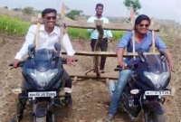 ডিজিটাল হালচাষ, ফেসবুকে তোলপাড়!