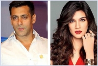 কৃতিকে চাচ্ছেন সালমান, তবে কৃতি চাচ্ছেন না 