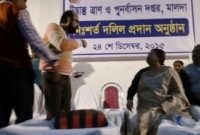  ভরা মঞ্চে দুই মন্ত্রীর তুমুল ঝগড়া