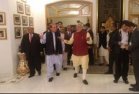 পা ছুঁয়ে সালাম করলেন মোদি