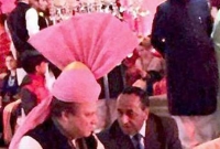 নওয়াজের মাথায় মোদির পাগড়ি নিয়ে তোলপাড়