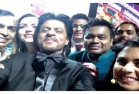 সেলফি জোয়ারে ভাসছেন শাহরুখও!