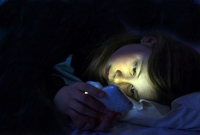 রাতে মোবাইল ফোন নিয়ে ভুলেও শুয়ে থাকবেন না