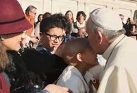 পোপের 'স্নেহ চুম্বনে' ক্যানসার সেরে গেলো কিশোরীর!