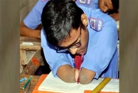 হাত-পা ছাড়াই পরীক্ষা দিয়ে জিপিএ-৫!