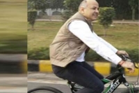 সাইকেল চালিয়ে অফিস করলেন মন্ত্রী