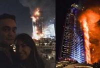 দাউদাউ করে জ্বলছে হোটেল, হাসি মুখে তুলছে সেলফি!