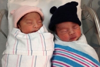  এক বছরের ব্যবধানে যমজ ভাই-বোনের জন্ম