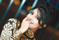 চমক নিয়ে ফিরছেন পড়শী