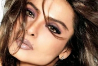 হঠাৎ কেন রেগে গেলেন রেখা?