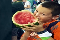 আস্ত একটা তরমুজ সাবাড় করে সোশ্যাল দুনিয়ার হিরো!