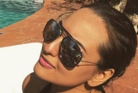 বছর শুরুতে এক সেলফিতেই হিট সোনাক্ষী বছর শুরুতে এক সেলফিতেই হিট সোনাক্ষী