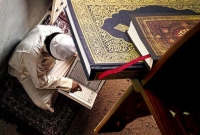 কিয়ামতের ময়দানে যে ব্যক্তির পিতা-মাতাকে নূরের টুপি পরানো হবে