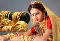 বছরের শেষে দারুণ সংবাদ, এর আগে সোনার দাম এত কমেনি!