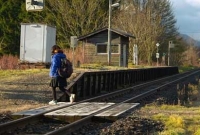 মাত্র একটি মেয়ের কারণে প্রতিদিন দাঁড়ায় ট্রেন