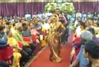 বিরল ঘটনা : নাচতে নাচতে বিয়ের আসরে কণে