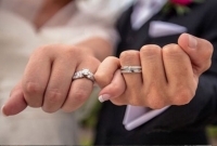 দুটি কারণে কনের বাম হাতের চতুর্থ আঙুলে আংটি পরানো হয়