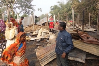 খোলা আকাশের নীচে পলিথিন তাঁবু বানিয়ে করুণ জীবন-যাপন