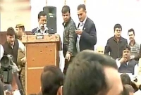 মুখ্যমন্ত্রীর মুখে কালি ছুড়ে মারলেন মহিলা