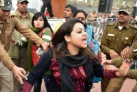 মুখ্যমন্ত্রীর বিরুদ্ধে অন্য অভিযোগ কালি ছুড়ে মারা তরুণীর