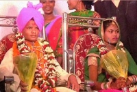 আত্মসমর্পণ করায় আসামিকে সুন্দরী বউ ও পুলিশের চাকরি উপহার!