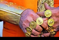 ১৫ কেজি স্বর্ণ পরে গঙ্গার জলে গোল্ডেন বাবা!