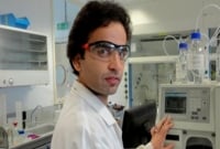 নিজের জীবন দিয়ে ছাত্রছাত্রীদের প্রাণ বাঁচালেন শিক্ষক