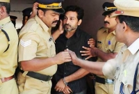 দারোয়ানকে পিষে মেরে ‘কুকুর’ বলেন কোটিপতি ব্যবসায়ী