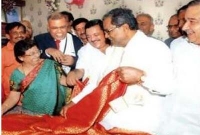 মন্ত্রীর ওয়াটারপ্রুফ শাড়ি উপহার নিয়ে কৌতূহল