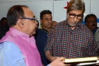 অমিতাভ বচ্চনের হাতে রবীন্দ্র ও নজরুল