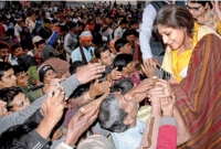 রাজনীতিকরা যেখানে ব্যর্থ অভিনেত্রী সেখানে সফল!