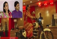 বাইক চালিয়ে বিয়ের আসরে কনে! বাইক চালিয়ে বিয়ের আসরে কনে!