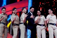 নাচলেন শাহরুখ, নাচালেন মহিলা পুলিশদেরও