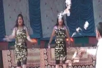 জেলের মধ্য সুন্দরীর ডান্সে মেতেছে কারাবন্দিরা জেলের মধ্য সুন্দরীর ডান্সে মেতেছে কারাবন্দিরা