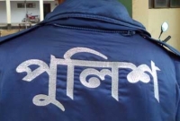 খুঁটির সঙ্গে বেঁধে তিন পুলিশকে পিটুনি