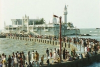 পীরের দরগায় ঢুকতে নারীদের আন্দোলন পীরের দরগায় ঢুকতে নারীদের আন্দোলন