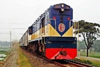 মেয়েকে খুঁটিতে বেঁধে চলন্ত ট্রেনের নিচে মায়ের ঝাঁপ