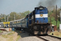 চলন্ত ট্রেনে সহযাত্রীর নাক কামড়ে দিল যুবক!