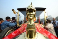 ১০০ বছর পরেও গ্ল্যামারাস যারা