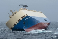 কাত হয়ে ফরাসি উপকূলে ছুটছে জাহাজটি