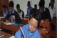 এক এসএসসি পরীক্ষার্থীকে দেখে থমকে গেলেন ডিসি